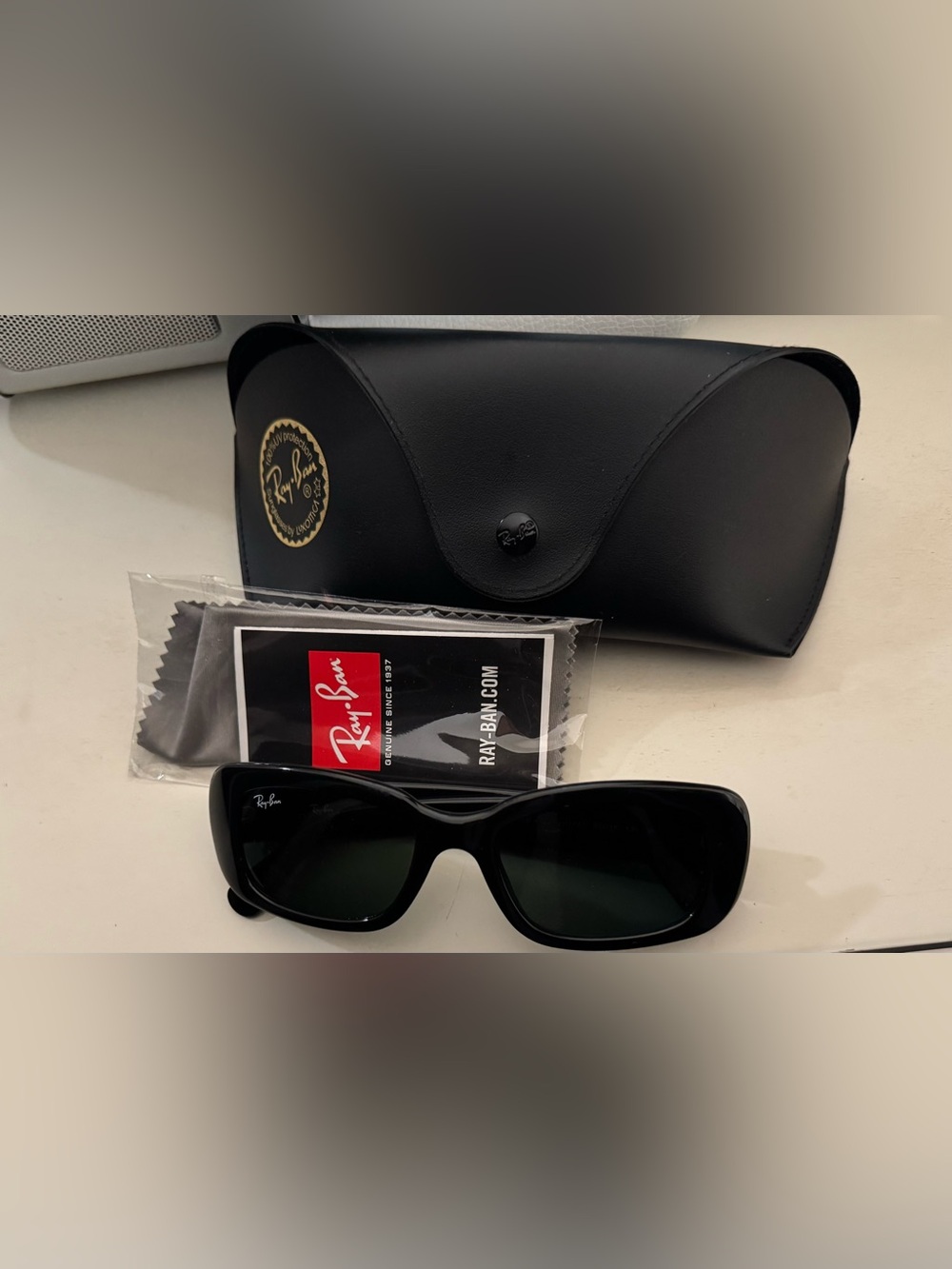 Ray-Ban Woman Sunglasses Black Frame, Green Classic G-15 Lenses, 50MM